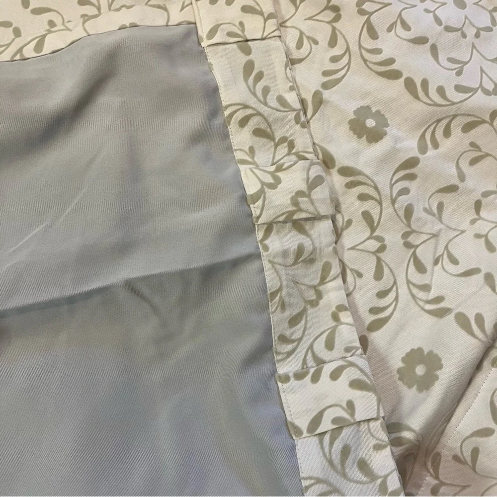 Pottery Barn Kids White With Gray Velvet Floral Pattern Sweet Flower Size 44x63”